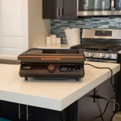 Blackstone 17'' Electric Tabletop Griddle - Plancha Elettrica -Lodge Store 8000 17EseriesGriddle StGHouse 02
