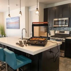 Blackstone 17'' Electric Tabletop Griddle - Plancha Elettrica -Lodge Store 8000 17EseriesGriddle StGHouse 04