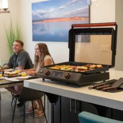 Blackstone 22'' Electric Tabletop Griddle - Plancha Elettrica 21 Blackstone 22'' Electric Tabletop Griddle - Plancha Elettrica -Lodge Store 8001 22EseriesGriddle StGHouse 03