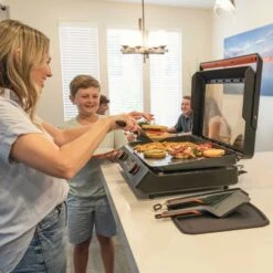 Blackstone 22'' Electric Tabletop Griddle - Plancha Elettrica 18 Blackstone 22'' Electric Tabletop Griddle - Plancha Elettrica -Lodge Store 8001 22EseriesGriddle StGHouse 06