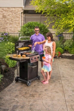 Broil King - Monarch 320 -Lodge Store MONARCH 320 Lifestyle 2