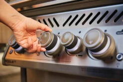 Napoleon Rogue RSE 425 RSIB - Barbecue A Gas -Lodge Store RSE425RSIBPSS 1 Web Gallery 06 Rogue RSE425SIBPSS Life Detail Knob 1