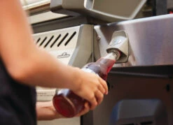 Napoleon Rogue RSE 425 RSIB - Barbecue A Gas -Lodge Store RSE425RSIBPSS 1 Web Gallery 07 Rogue RSE425SIBPSS Life Detail Bottle Opener 1