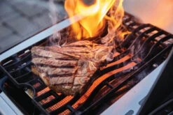 Napoleon Rogue RSE 625 RSIB - Barbecue A Gas 16 Napoleon Rogue RSE 625 RSIB - Barbecue A Gas -Lodge Store RSE625RSIBPSS 1 Web Gallery 07 Rogue RSE625RSIBPSS Life Detail Food Steak Side Burner 2